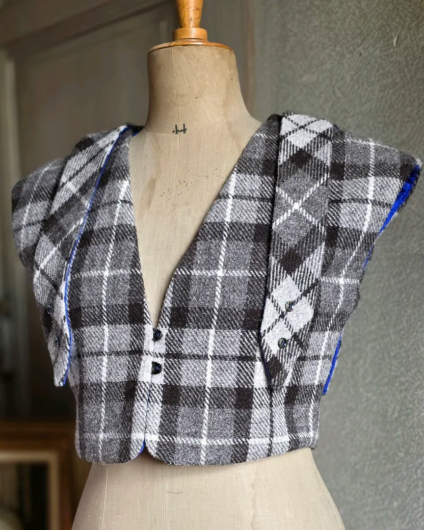 bolero pris harris tweed femme piece unique coupe courte taille haute tartan gris noir doublure soie bleue boutons vintage silhouette structuree atelier couture