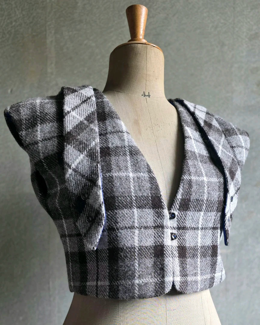 bolero pris harris tweed femme coupe courte tartan gris noir epaule structuree doublure soie bleue piece unique confection artisanale