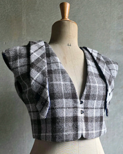 bolero pris harris tweed femme coupe courte tartan gris noir epaule structuree doublure soie bleue piece unique confection artisanale