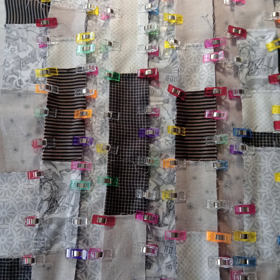 geste d'assemblage d'un panneau en patchwork