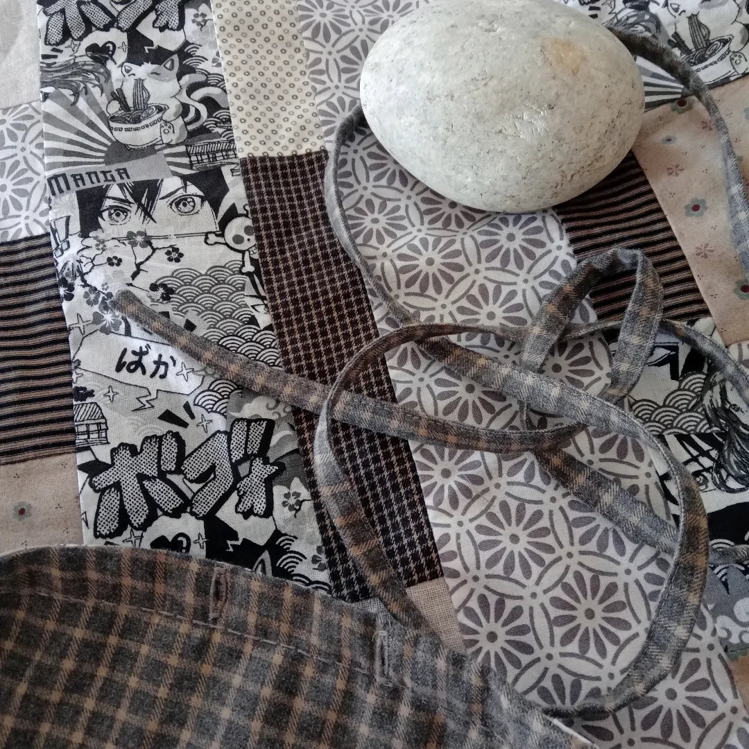 gros plan sur le lien de la blouse Variations, Ma. Opus I avant insertion dans la coulisse de taille.