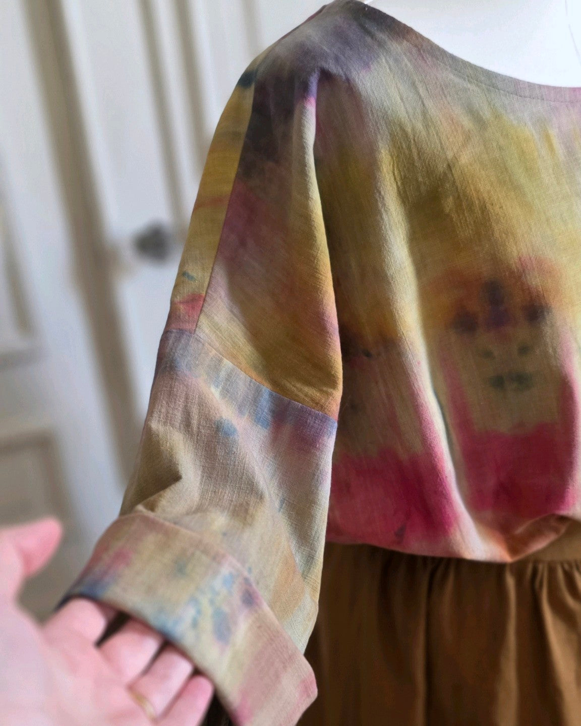 Détail de la manche large et du tombé de la blouse Patines en lin coton tie & dye.