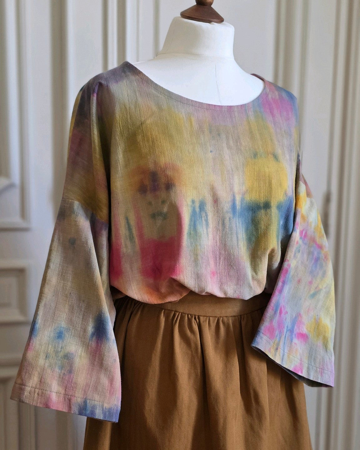 Détail de la manche large et du tombé de la blouse Patines en lin coton tie & dye. Atelier A la Mode du Temps Perdu. 