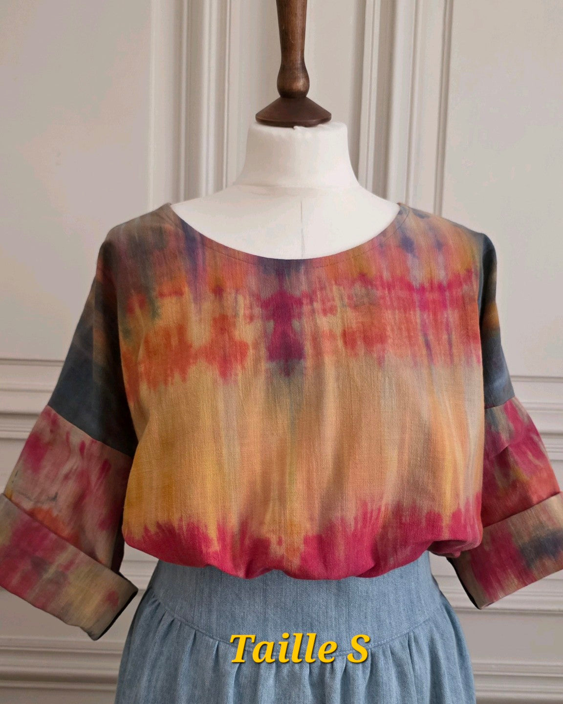Blouse ample Patines en lin coton tie & dye portée sur mannequin, taille S.
