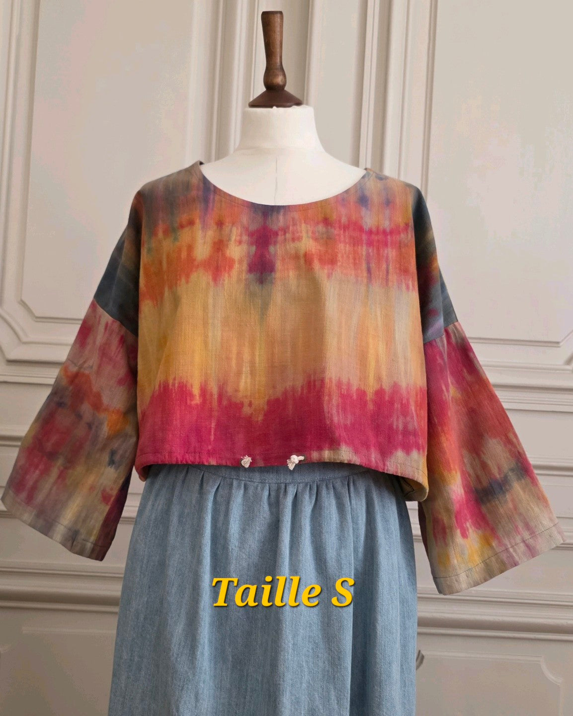 Blouse ample Patines en lin coton tie & dye portée sur mannequin, taille S.