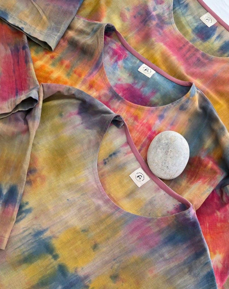 Les trois blouses Patines en lin coton tie & dye, une pièce unique dans chaque taille S, M et L.