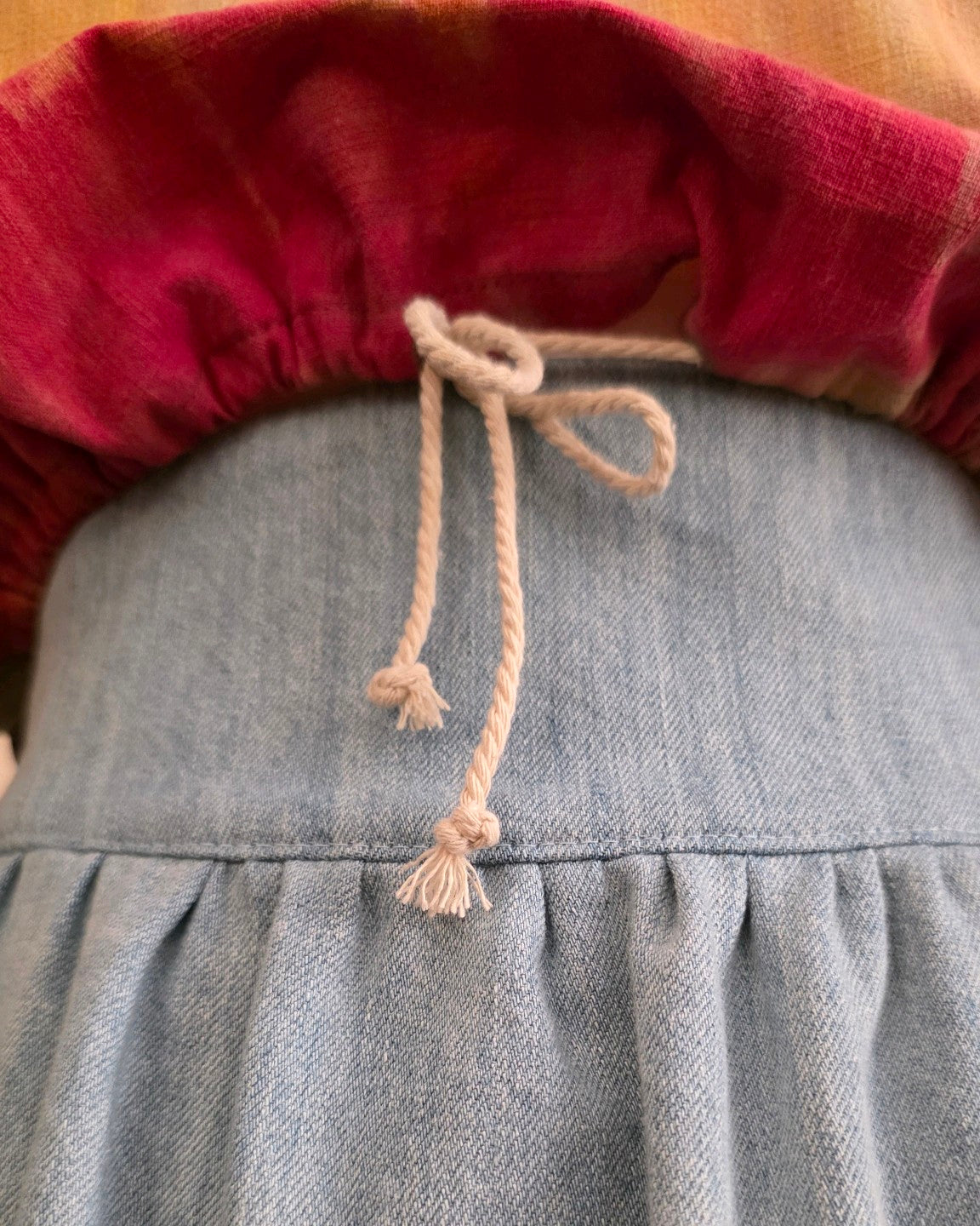 Détail de la taille coulissée par cordelette de la blouse Patines en lin coton tie & dye.