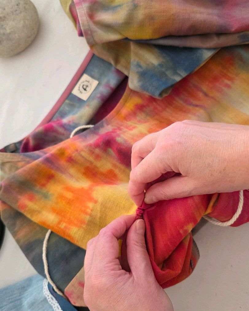 Détail du travail de couture de la blouse Patines en lin coton tie & dye. Atelier français A la Mode du Temps Perdu. 