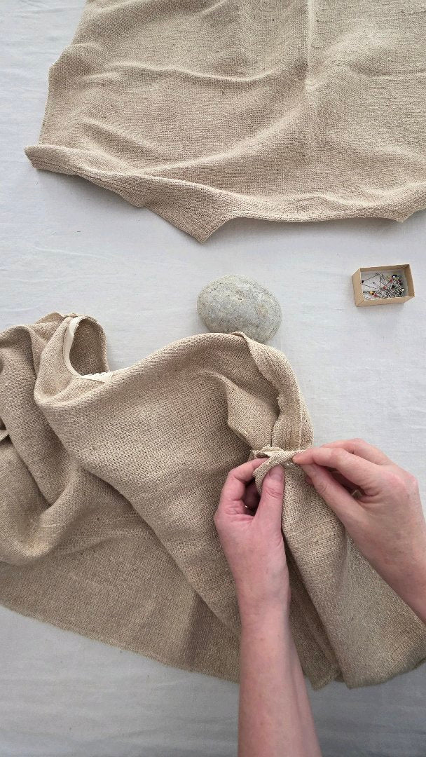 Assemblage artisanal d’une blouse Salines en bourette de soie naturelle dans l’atelier de couture A la Mode du Temps Perdu 