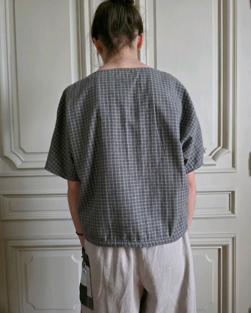 Vue de dos, Blouse réversible femme en coton patchwork – Variations Ma. Opus Ilouse réversible femme en coton patchwork – portée – Variations Ma Opus I