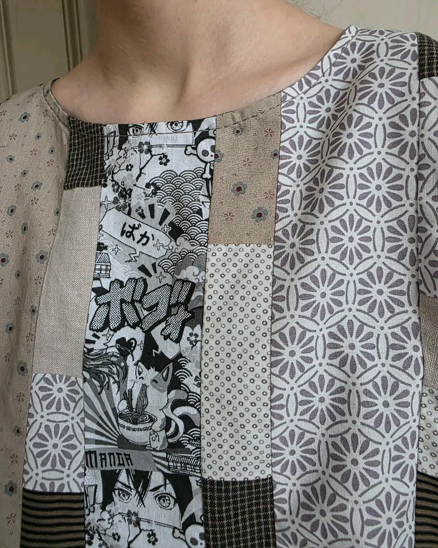 Détail d’encolure sur blouse réversible en coton patchwork. A la Mode du Temps Perdu 