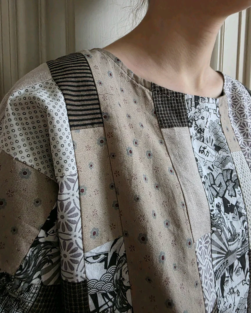 Détail d’encolure sur blouse réversible en coton patchwork