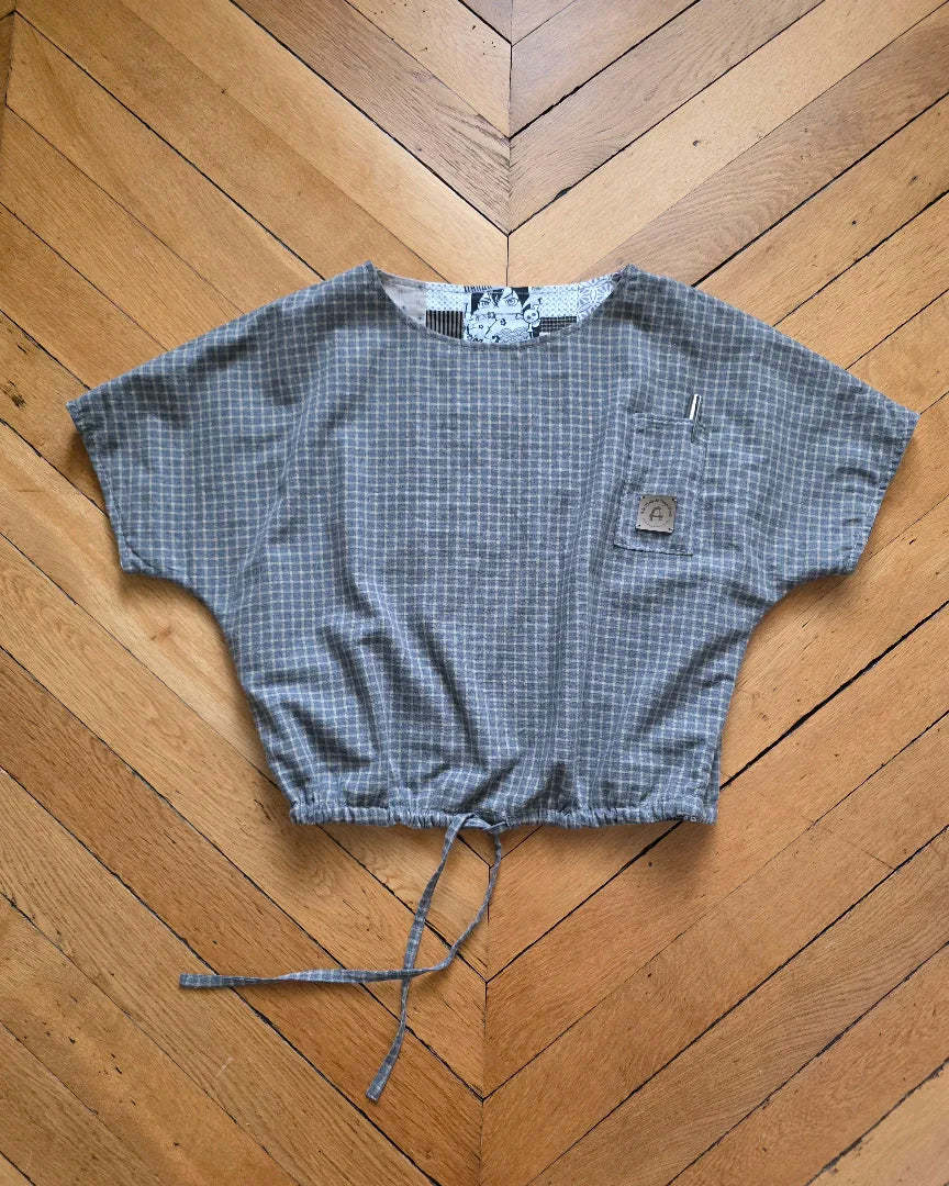 Blouse réversible femme en coton – seconde face – vue à plat, lien resséré à la taille 