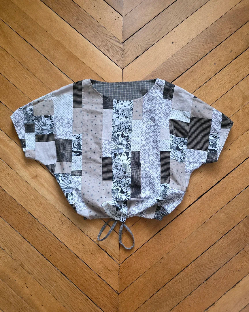 Vue à plat blouse réversible face B, ressérée oar le ruban à la taille 