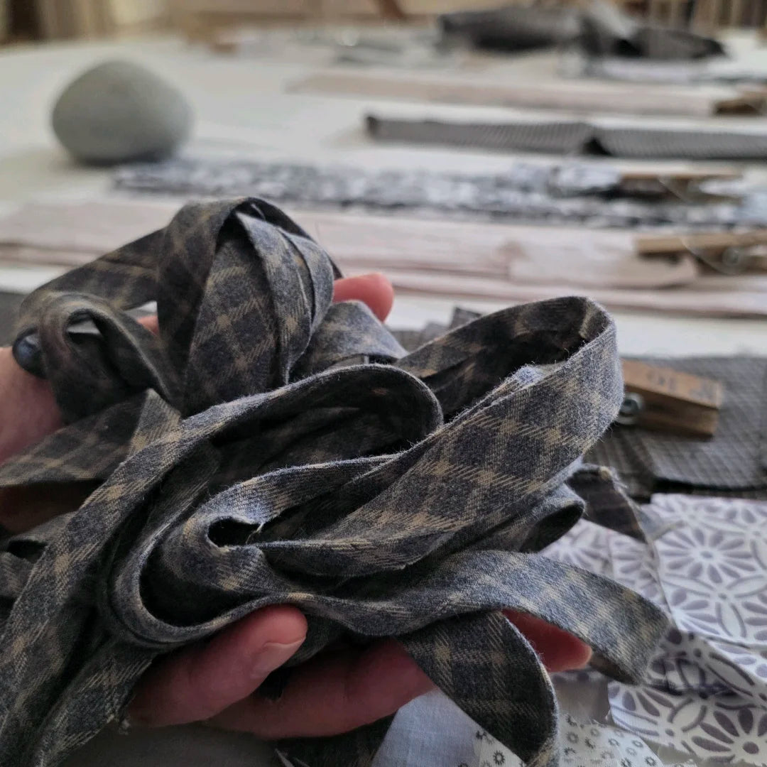 le biais confectionné dans le tissu face B du gilet 2 de la collection Variations, Ma. Opus I