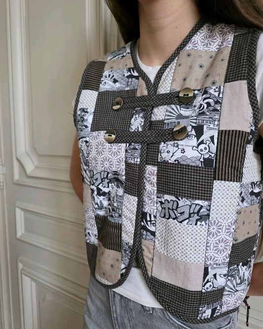 Gilet matelassé réversible en coton , face patchwork - porté de face . Variations, Ma. Opus I
