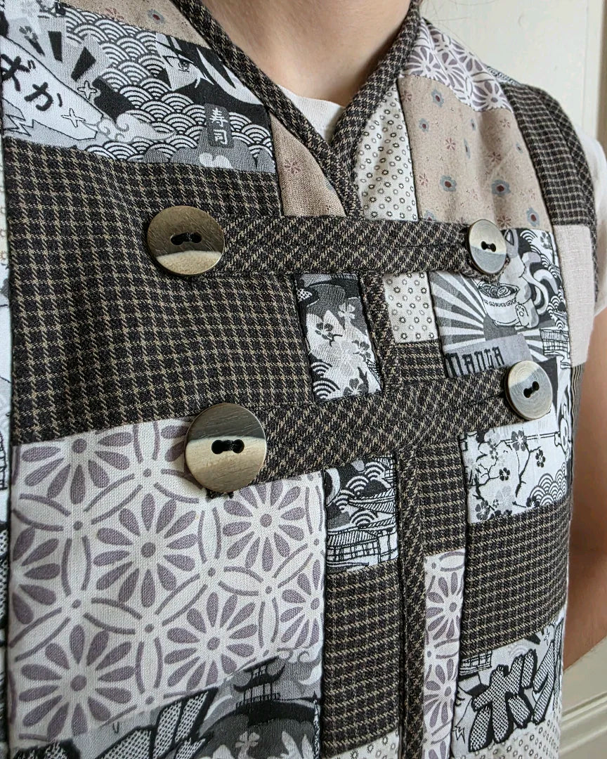 Brandebourgs cousus main sur gilet matelassé réversible en coton