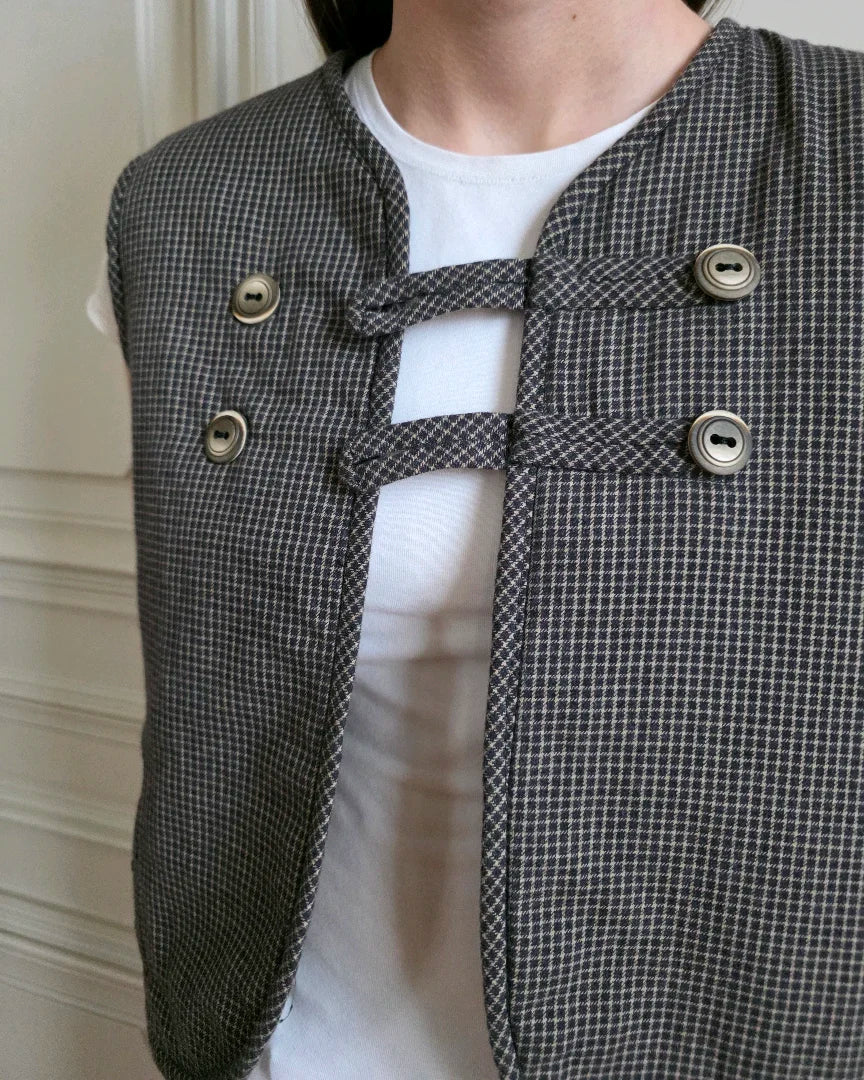 Gilet matelassé réversible en coton, face unie, détail brandebourgs. Porté. Variations, Ma. Opus I