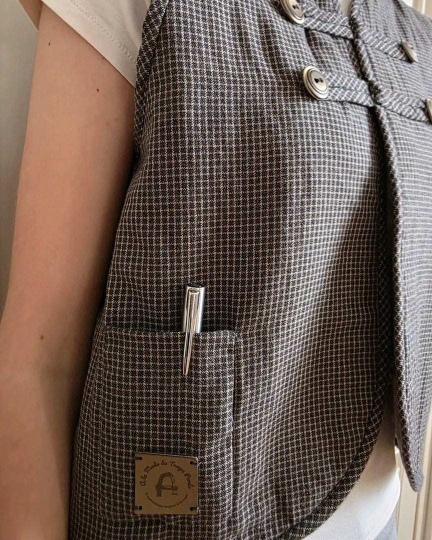 Détail poche et étiquette cuir de cactus gilet Variations, Ma. Opus I