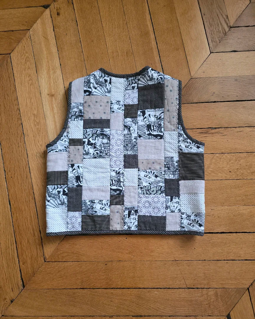 vue  plat du dos patchwork du gilet Variations, Ma. Opus I