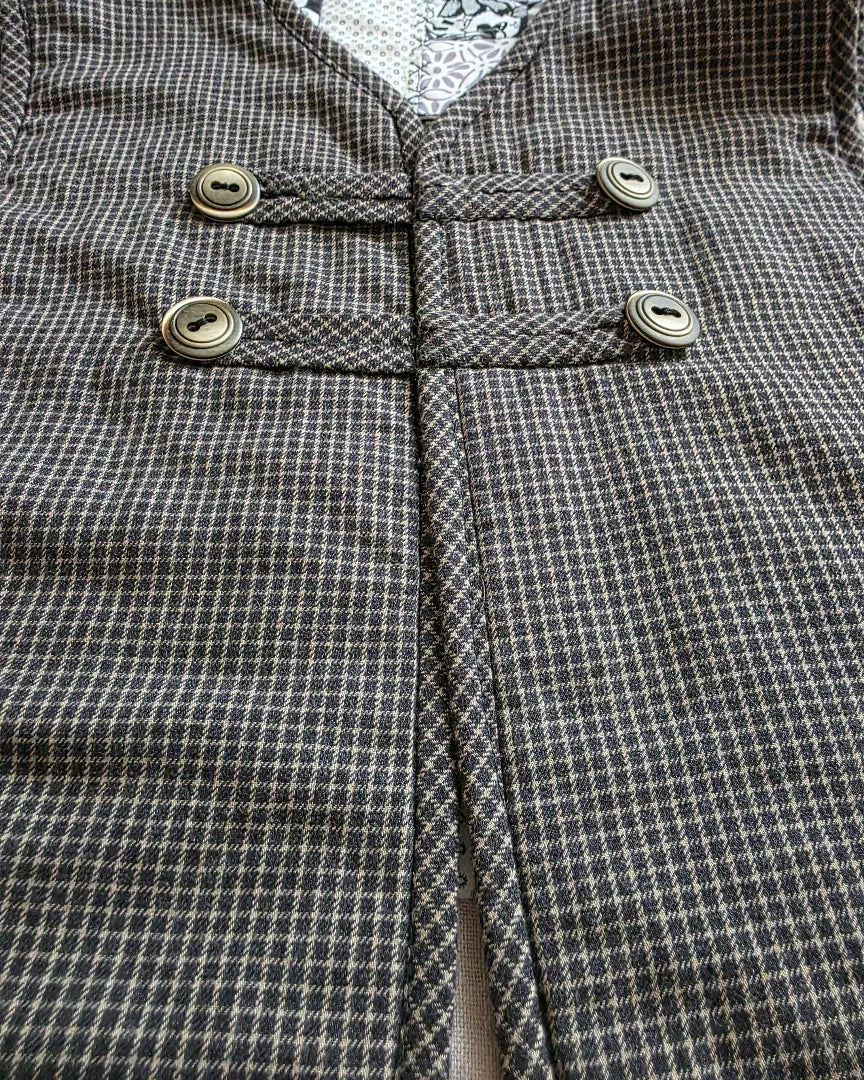 vue à plat et détails de brandebourgs sur gilet réversible en coton