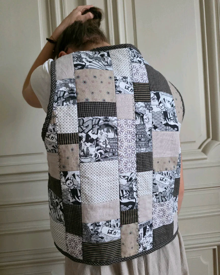 Dos porté du gilet matelassé réversible en coton patchwork manga. Variations, Ma. Opus I