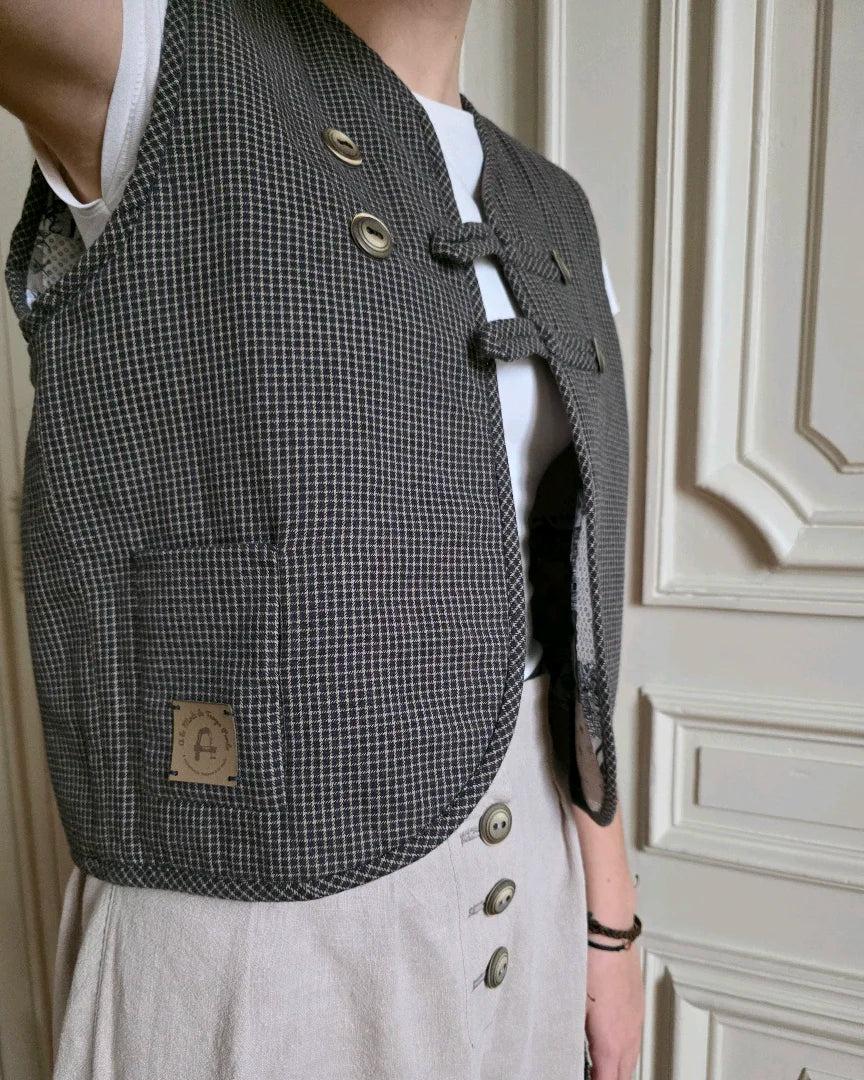 Vue de côté du gilet à brandebourgs face unie de la collection Variations, Ma. Opus I