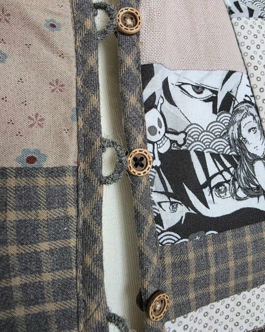 Brides brodées sur gilet patchwork mangas, gros plan