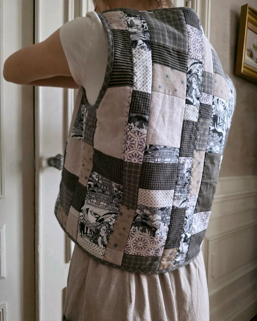 Dos du gilet matelassé réversible sans manches en coton patchwork