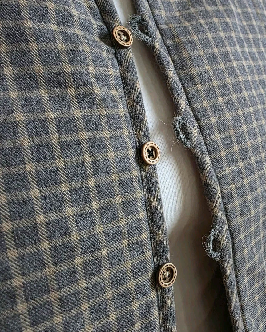 Détail de brides brodées et boutons travail atelier A la Mode du Temps Perdu 