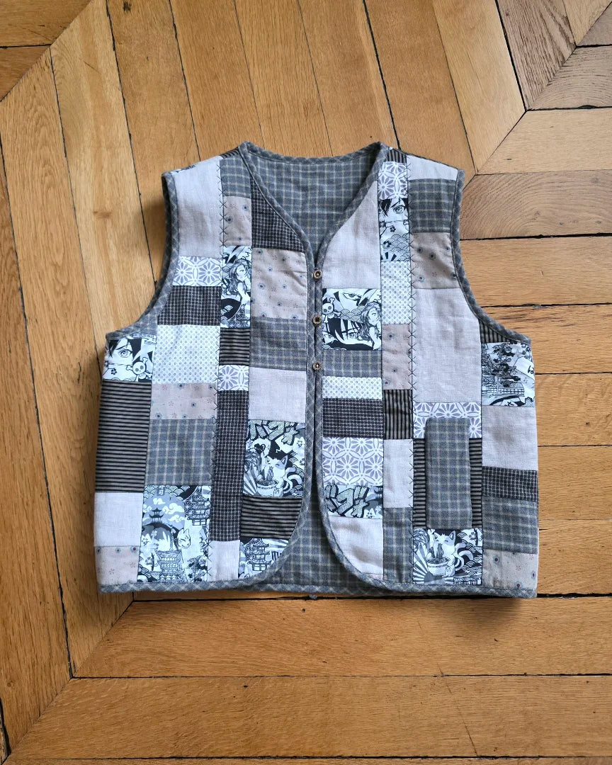 Vue à plat face patchwork  du gilet réversible Ma 