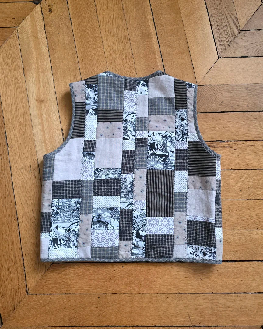 Vue à pkat du dos du gilet de ka collection Variations,  Ma. Opus I. 