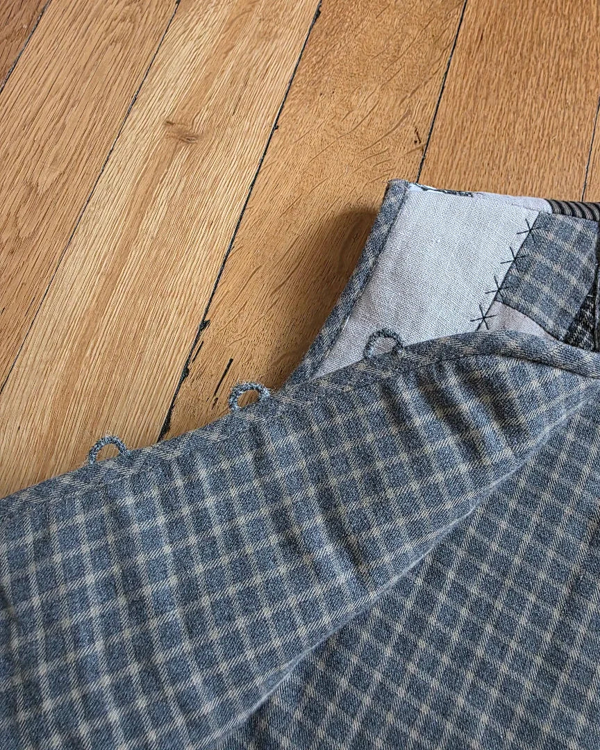 Vue à plat gilet variations Ma, Opus I. Et détail de brides 