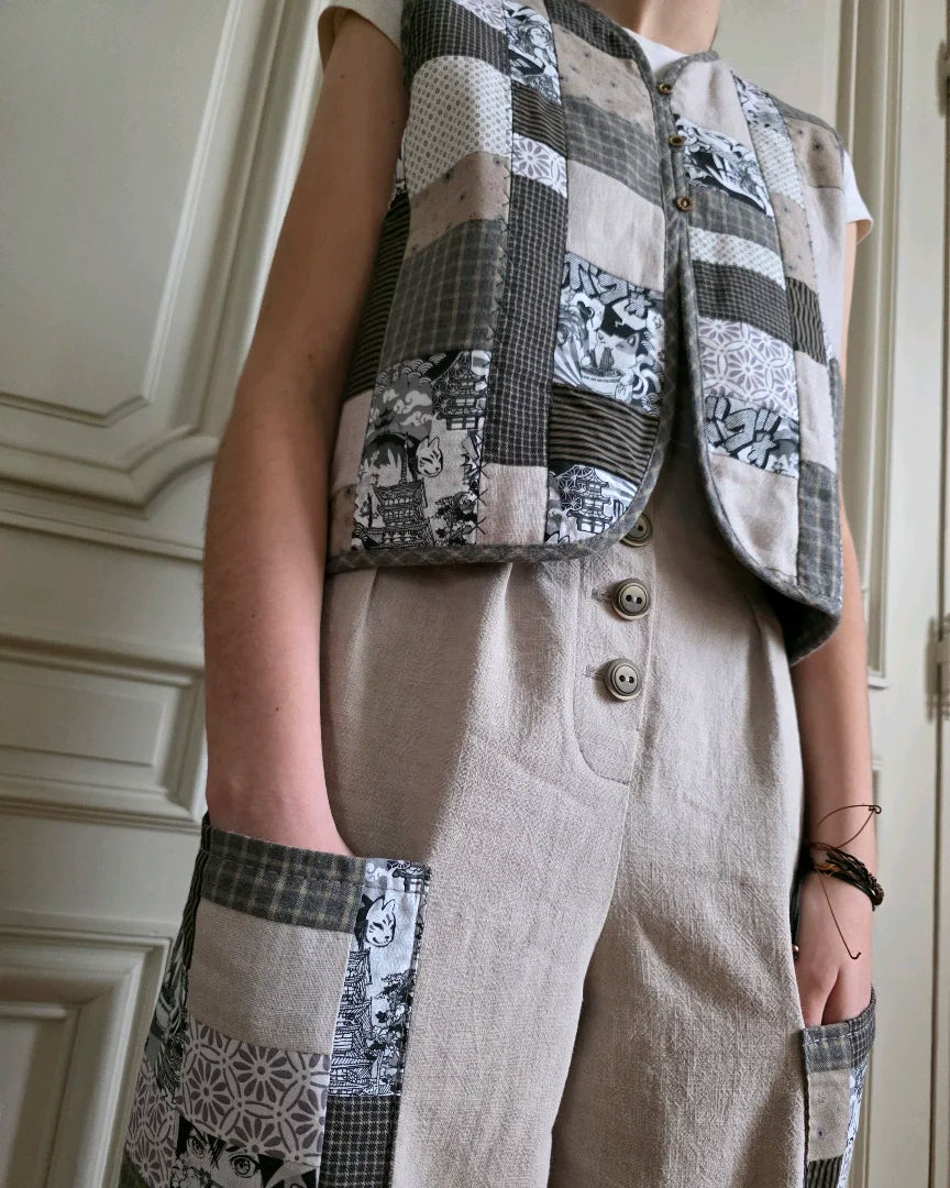 Vue en contreplongée du Gilet matelassé réversible sans manches en coton patchwork mangas