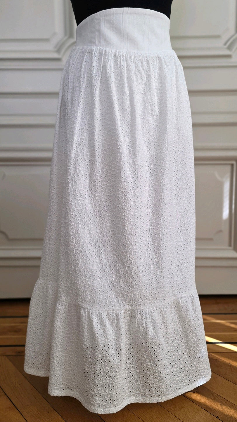 Jupe longue Alizé en broderie anglaise blanche avec volant, vue de face. Atelier A la Mode du Temps Perdu. 