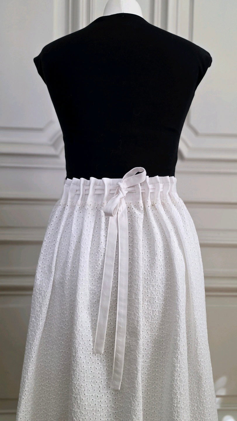Jupe Alizé en broderie anglaise blanche, vue de dos, avec taille ajustable par liens.