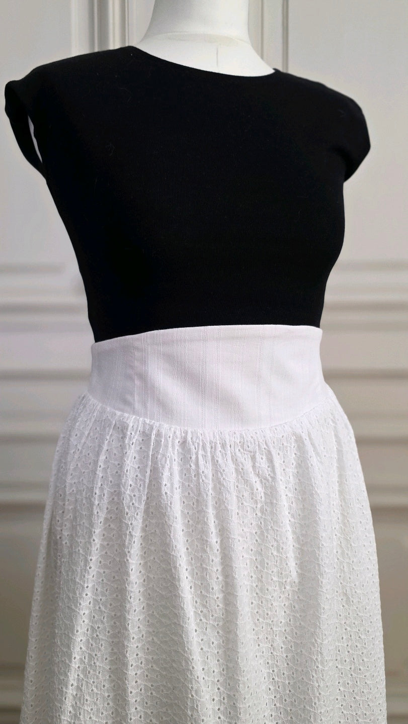Jupe Alizé en broderie anglaise blanche, détail de la ceinture haute.