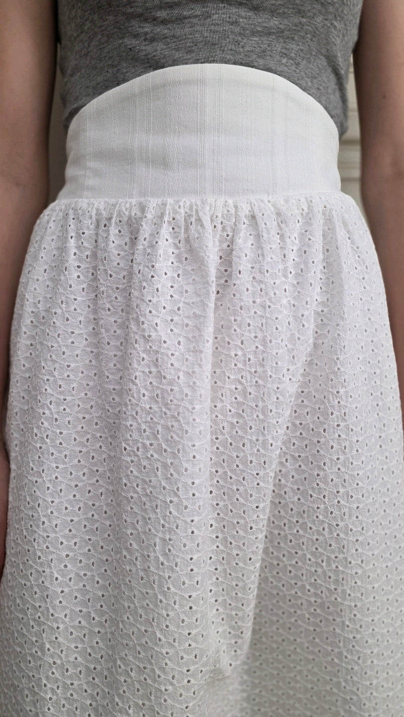 Jupe Alizé en broderie anglaise blanche, détail de la ceinture haute.