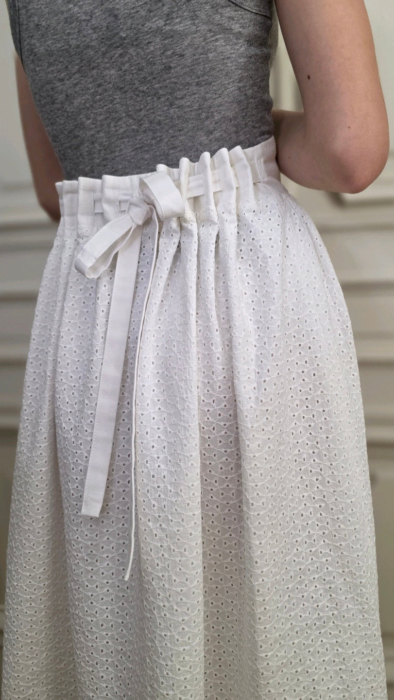 Jupe Alizé en broderie anglaise blanche, détail de la taille ajustable par liens à nouer.