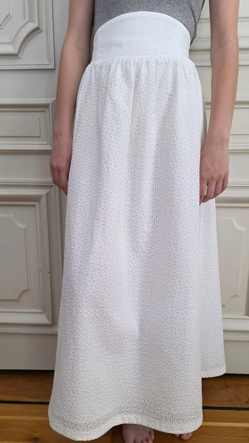 Jupe Alizé en broderie anglaise blanche, vue de face, portée avec la ceinture haute.