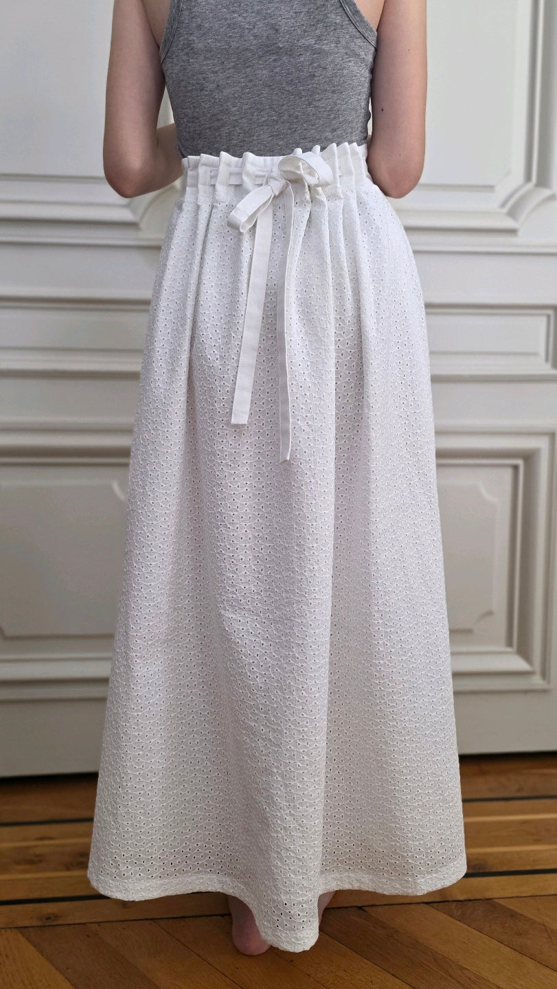 Jupe Alizé en broderie anglaise blanche, vue de dos portée, avec taille ajustable par liens à nouer.