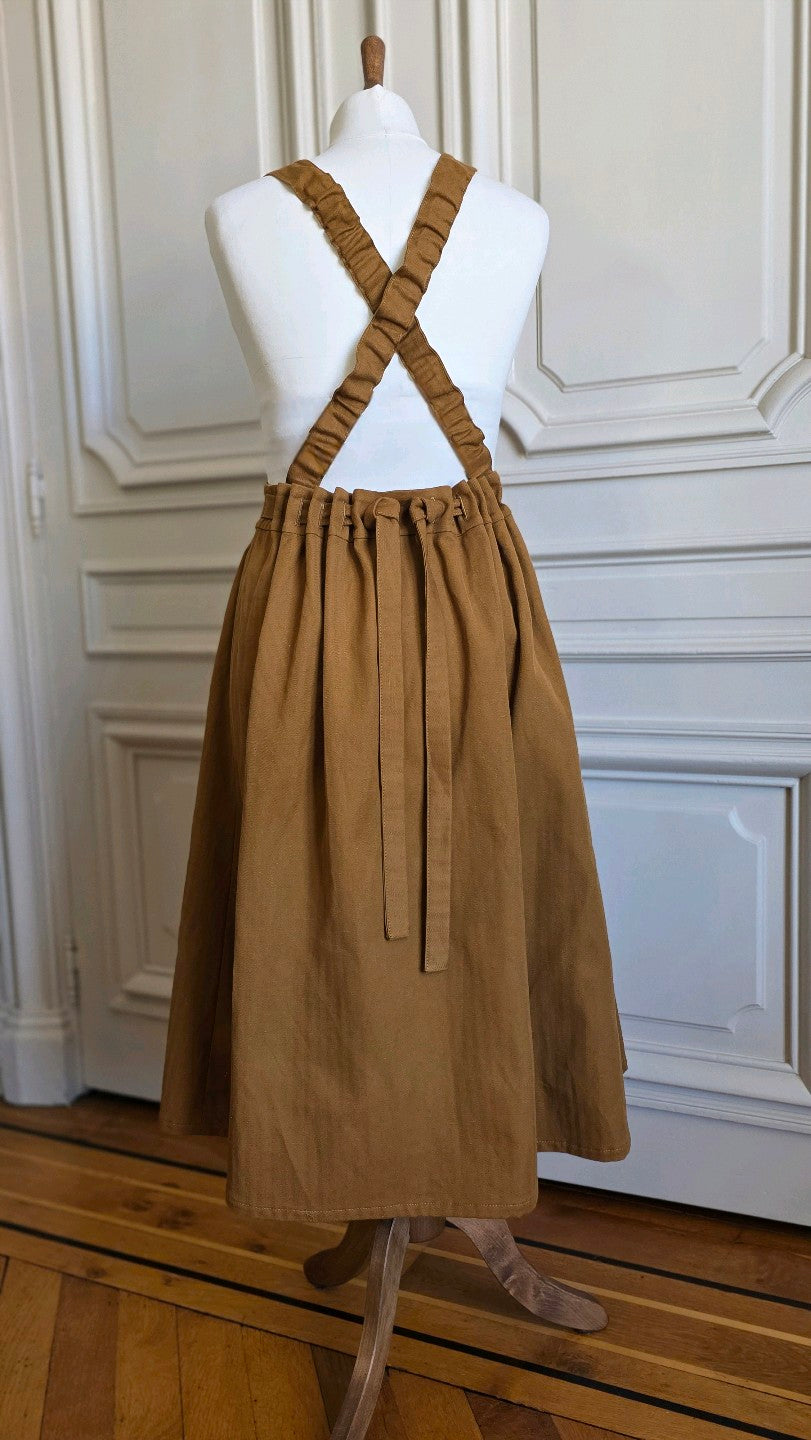 Dos de la jupe midi Patines Opus III en coton lin tabac avec bretelles croisées ajustables et liens de serrage à la taille
