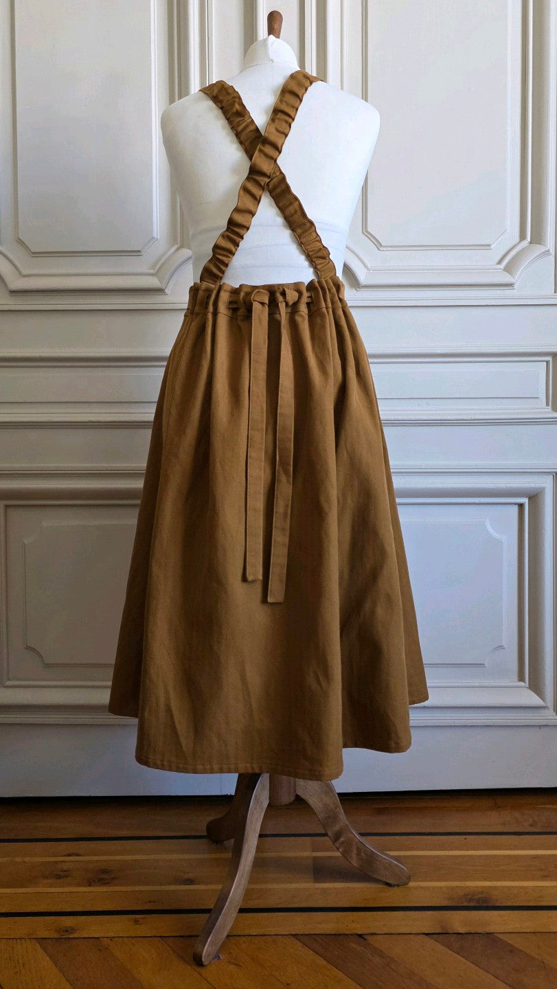 Dos de la jupe midi Patines Opus III en coton lin tabac avec bretelles croisées réglables et taille ajustable par liens
