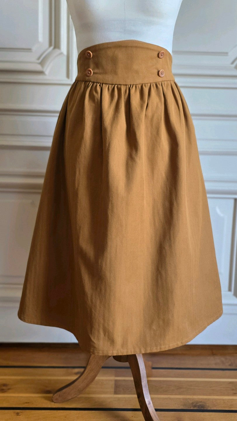Jupe midi couleur tabac en coton lin à chevrons, taille haute ajustable, création artisanale française, portée sans bretelles amovibles