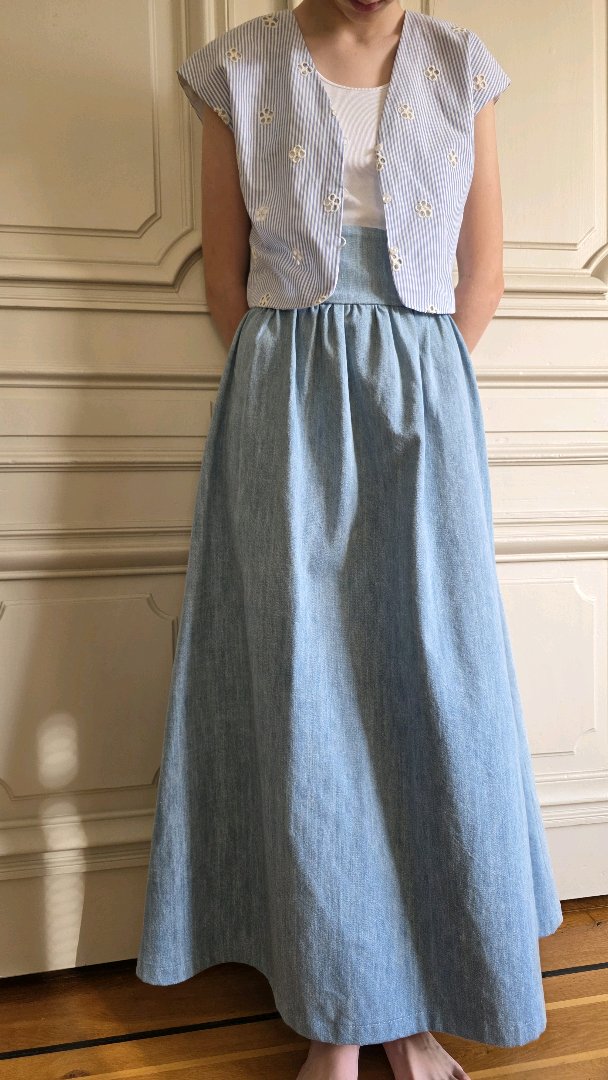 Jupe longue en jean délavé Bleu d'atelier portée avec le top Alizé n°5 en coton rayé et broderie anglaise