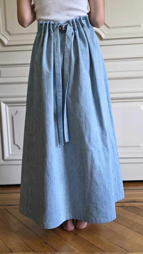 Jupe longue en jean délavé Bleu d'atelier vue de dos, taille réglable par boutons et liens, Variations Patines. Atelier A la du Temps Perdu 
