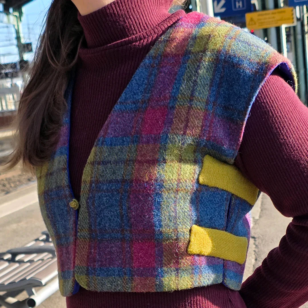 Boléro Odette en tartan de tweed écossais porté par une femme vu de  3/4