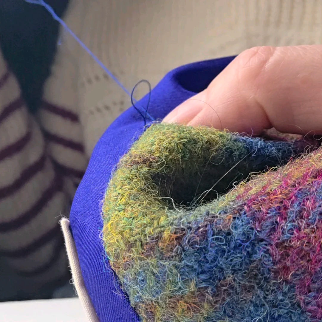 geste d'atelier couture au fil de soie sur boléro Harris Tweed