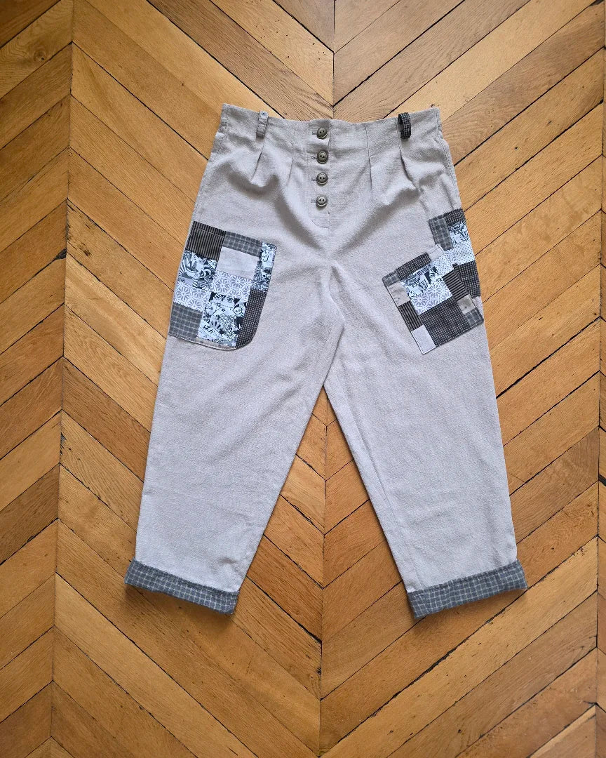 Pantalon femme en lin – vue à plat – pièce unique. Vue à plat