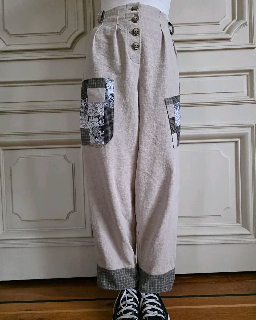 Pantalon femme en lin structuré – porté – Variations Ma Opus I - revers déployés.